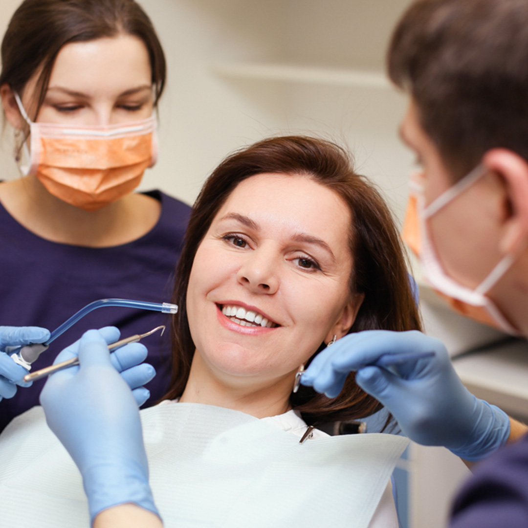 Фото пациента во время установки зубных коронок