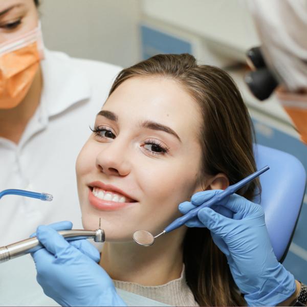 пациент в стоматологическом кресле – фото