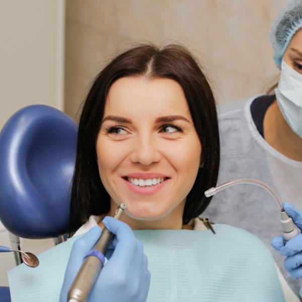 девушка пациент в стоматологическом кресле