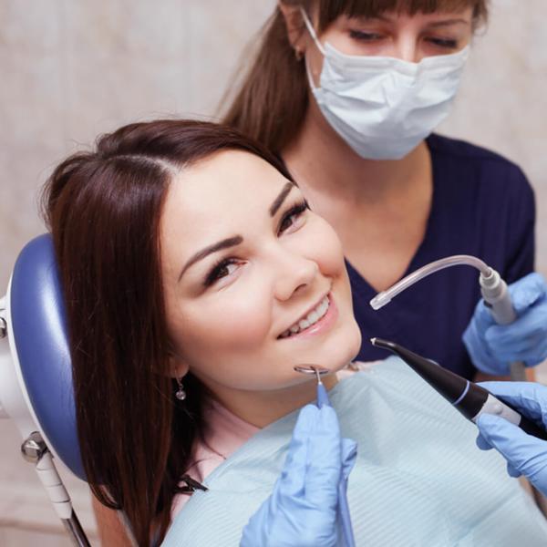 фотография пациентки перед отбеливанием зубов