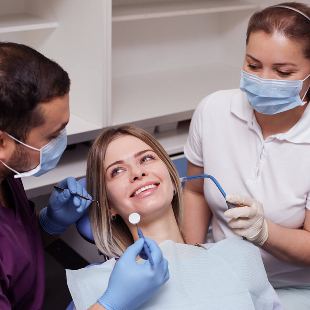 фото пациентки и стоматолога перед процедурами