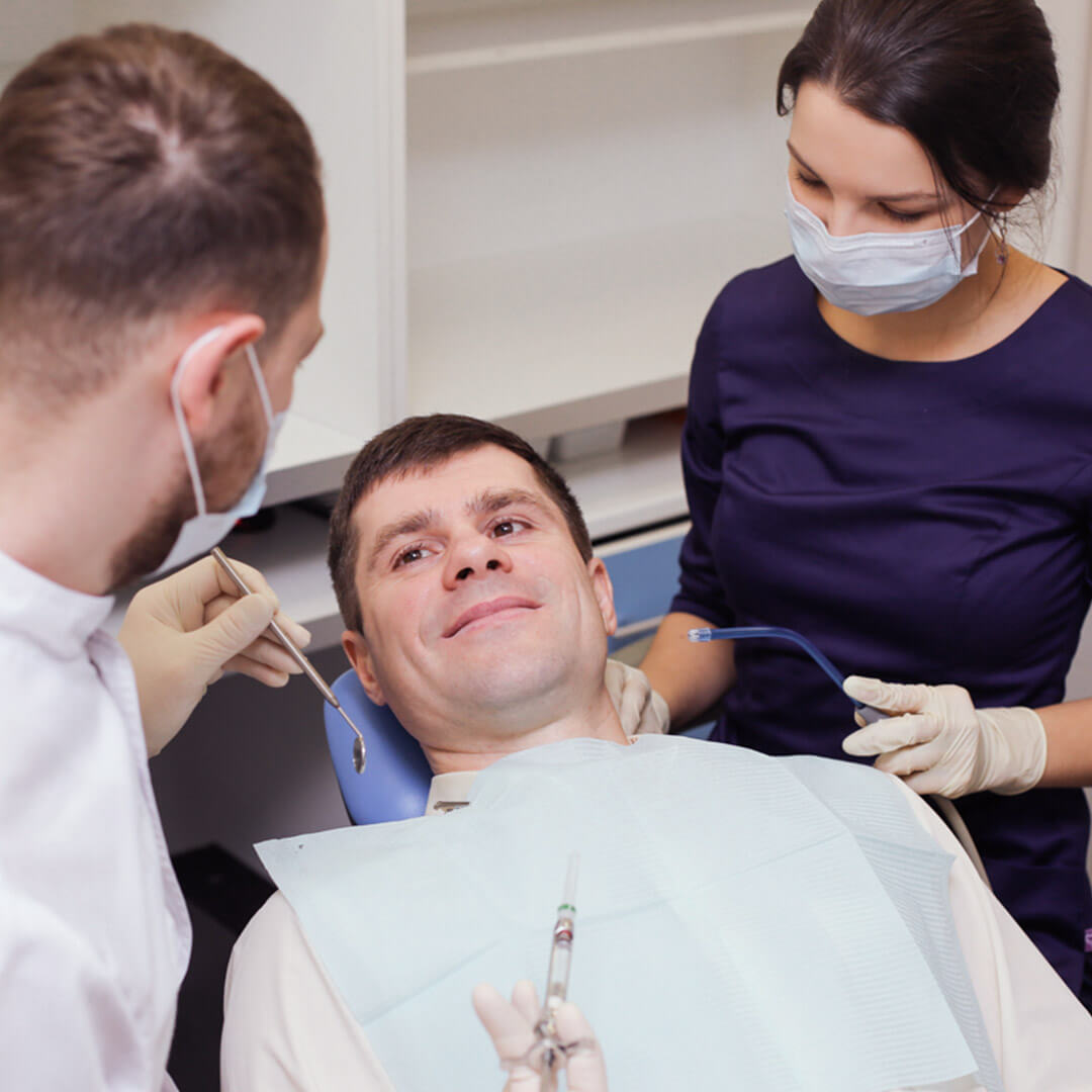 фото пациента в стоматологическом кресле