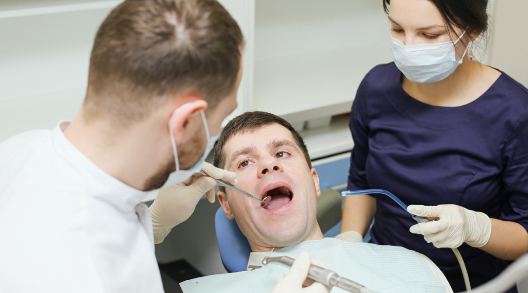 мужчина на лечении у стоматолога