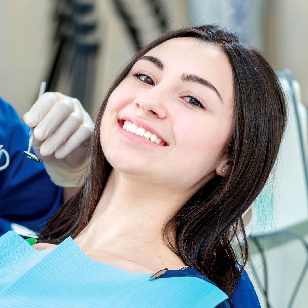 фото девушки пациента на приеме у стоматолога