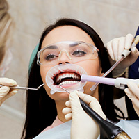 Фото пациента во время ультразвуковой чистки зубов
