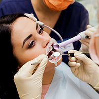 Фото пациента во время ультразвуковой чистки зубов