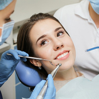 Фото пациента во время санации полости рта