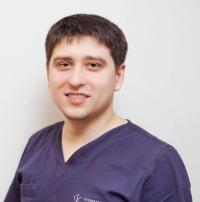 На фотографии Денис Тарасов — врач-стоматолог