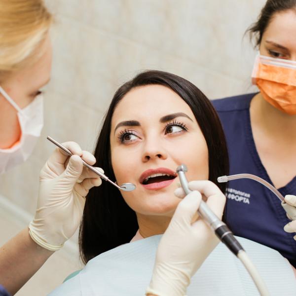 Фото пациента во время установки зубного штифта