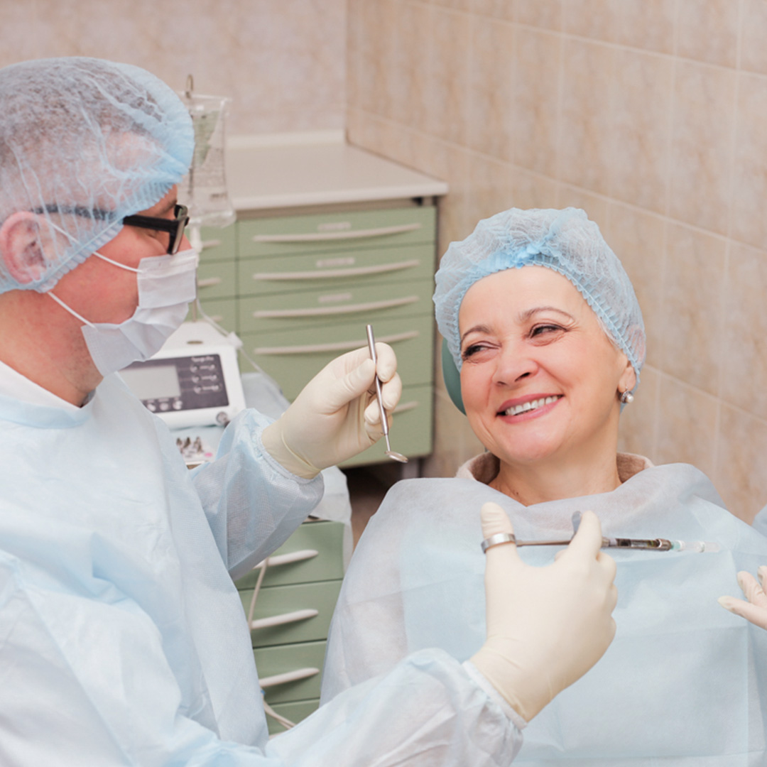 Фото пациента во время процедуры съёмного протезирования