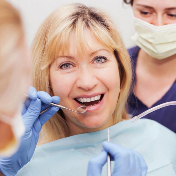 стоматологи устанавливают импланты на передние зубы фото