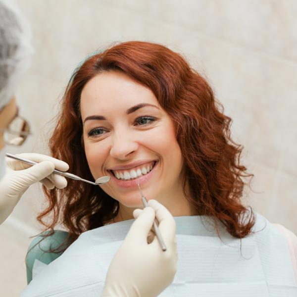 пациент на осмотре у стоматолога – фото