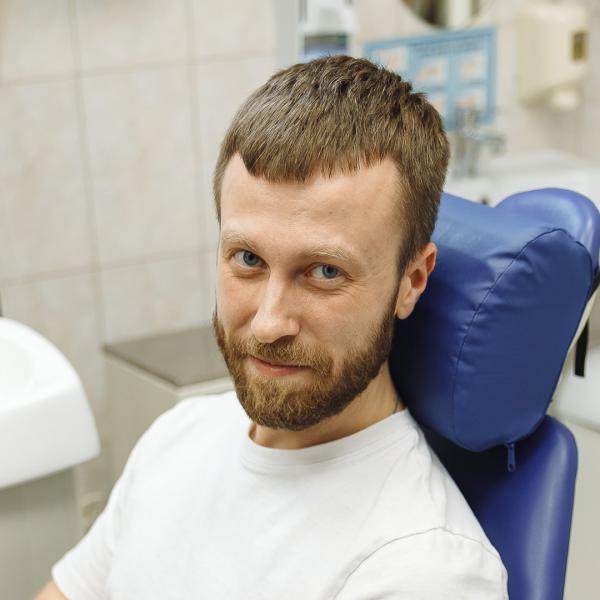 Фото пациента на процедуре по удалению зуба мудрости