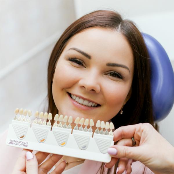 Фото пациента во время отбеливания зубов Opalescence