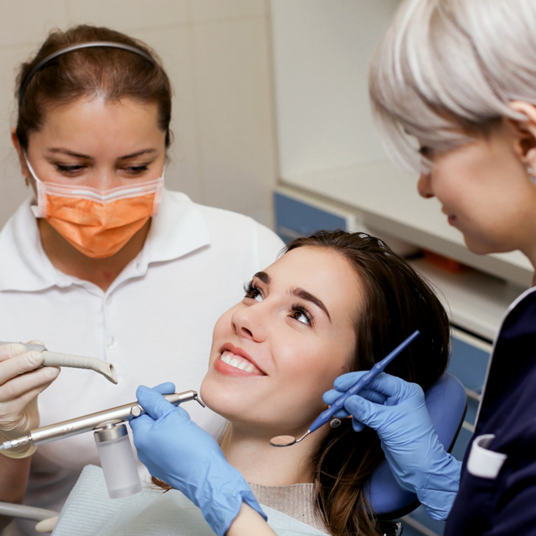 Фото пациента во время профессиональной чистки зубов Prophyflex